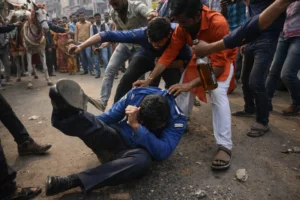 HEADLINE : Uniform under attack: Drunken Mob attacks IAF official in Bulandshahr Over Public drinking Dispute